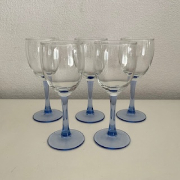 5 Wijnglazen met blauwe voet